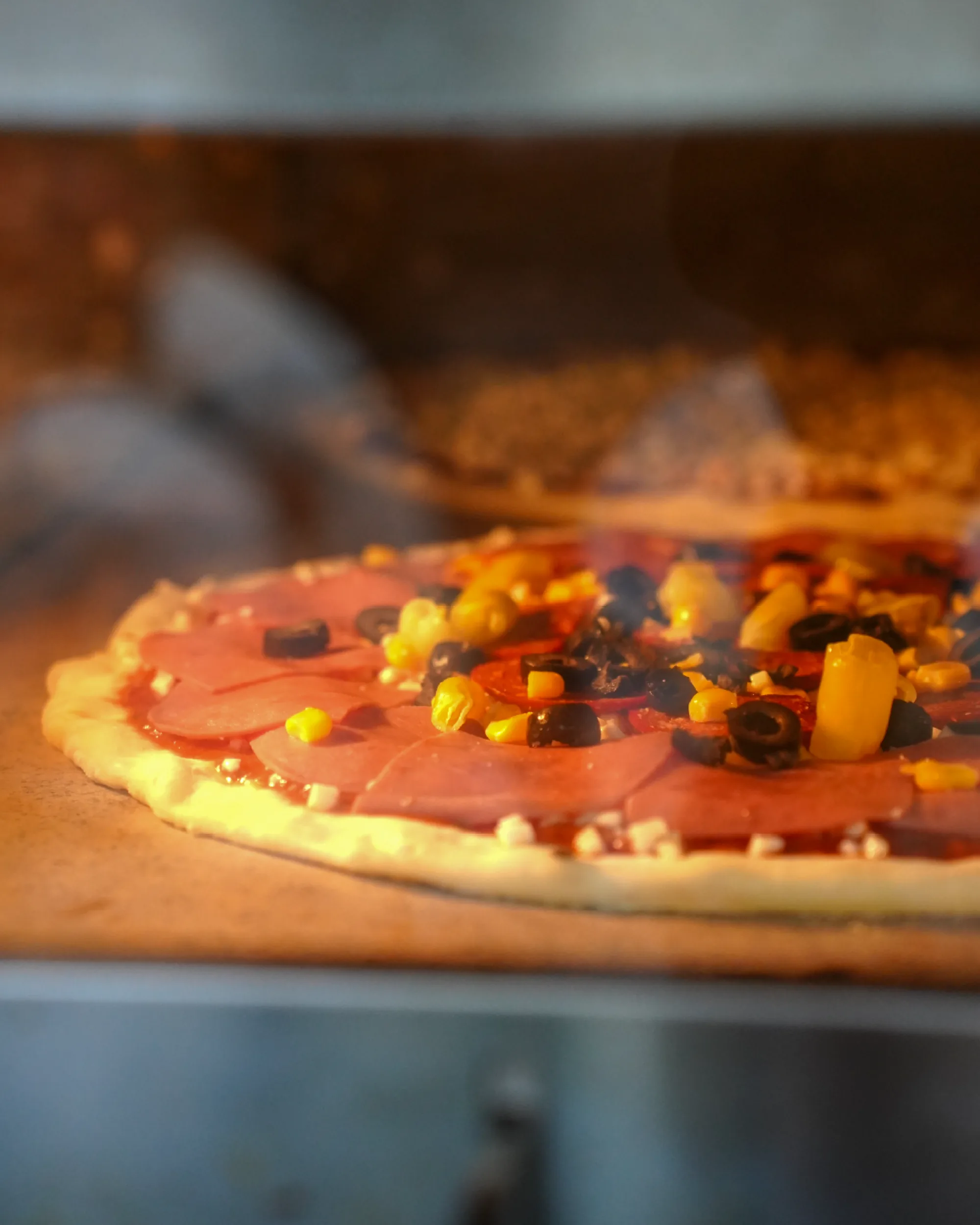 Pizzeria Copertura'da elle açılan ince pizza hamuru